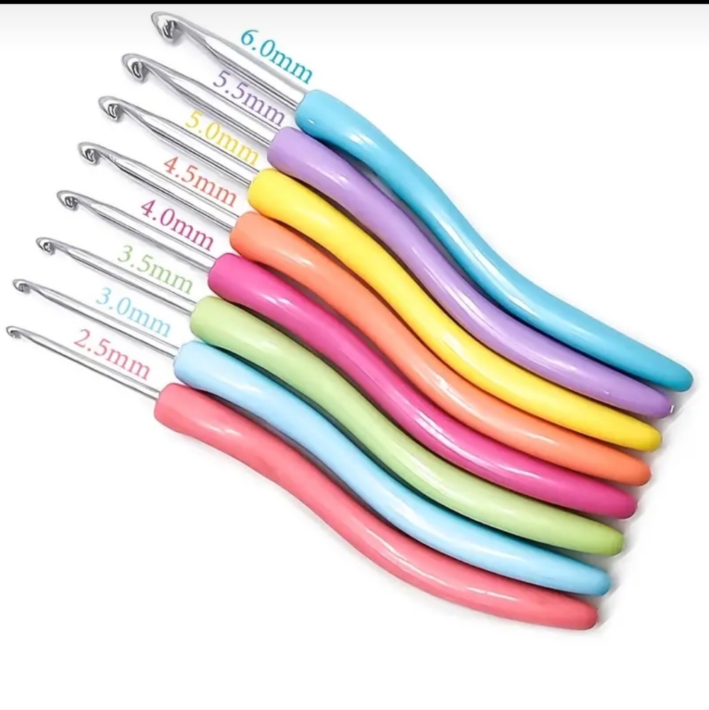 8 Crochet Hooks w/ Craft Scissors